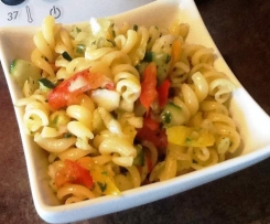 Schneller sommerlicher Nudelsalat