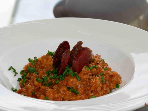 Mediterranes Tomaten-Risotto (pikant) mit Chorizo und Oliven