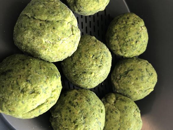 Spinatknödel mit zweierlei Käse