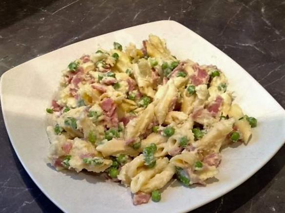 Nudeln mit Erbsen und Käse