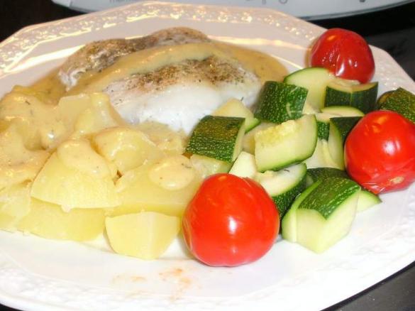Seelachfilet an Kartoffel und Zucchini mit Käse-Senf-Soße
