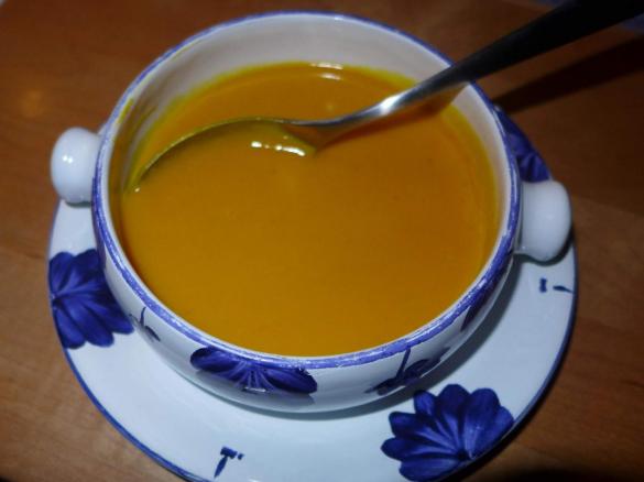 Exotische Kürbissuppe mit Kokos und Chilli