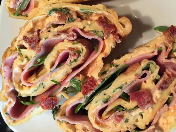 Pfannkuchenroulade mit Ruccola