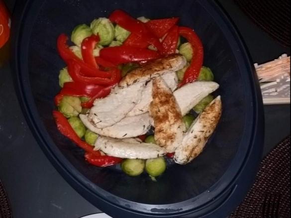 Paprika-Rosenkohl Gemüse mit Hähnchen-Innenfilet , Kartoffeln oder Reis in Käsesoße