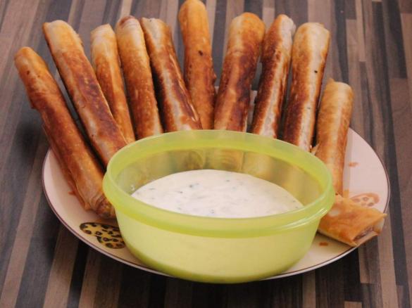 Zigarren Börek mit Feta, Oliven, getrockneten Tomaten und Knoblauch Dipp