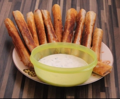 Zigarren Börek mit Feta, Oliven, getrockneten Tomaten und Knoblauch Dipp