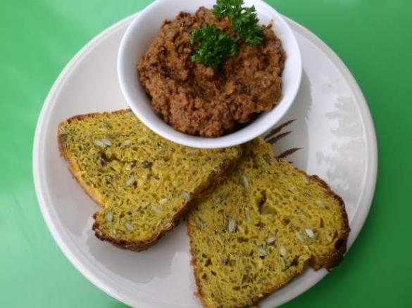 Linsenaufstrich mit Softtomaten und Walnüssen