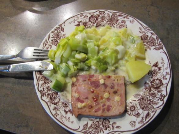 Lauch mit Kartoffeln und Leberkäse