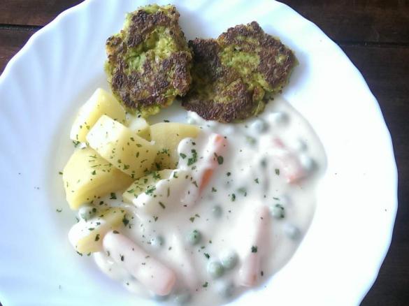Käse-Gemüseburger mit Kartoffeln und Erbsen-Möhren-Soße