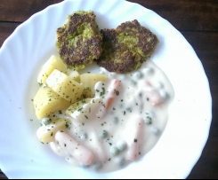 Käse-Gemüseburger mit Kartoffeln und Erbsen-Möhren-Soße