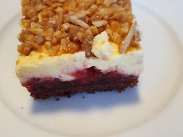 Blechkuchen mit gebrannten Mandeln Cremen & Frucht