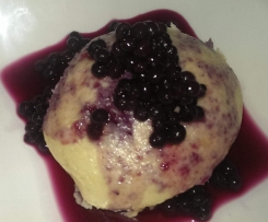 Hefeklöße mit Heidelbeeren
