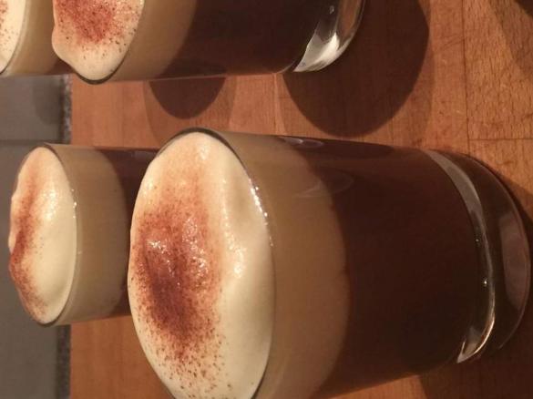 Schokoladenpudding aus der Tüte mit Vanille-Schaum 