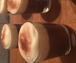 Schokoladenpudding aus der Tüte mit Vanille-Schaum 