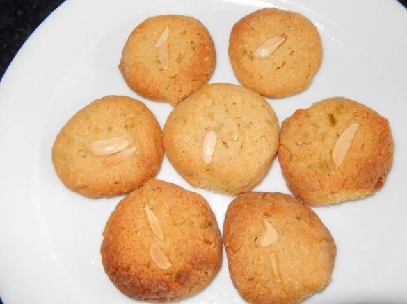 Erdnussplätzchen mit Pinienkernen