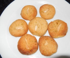 Erdnussplätzchen mit Pinienkernen