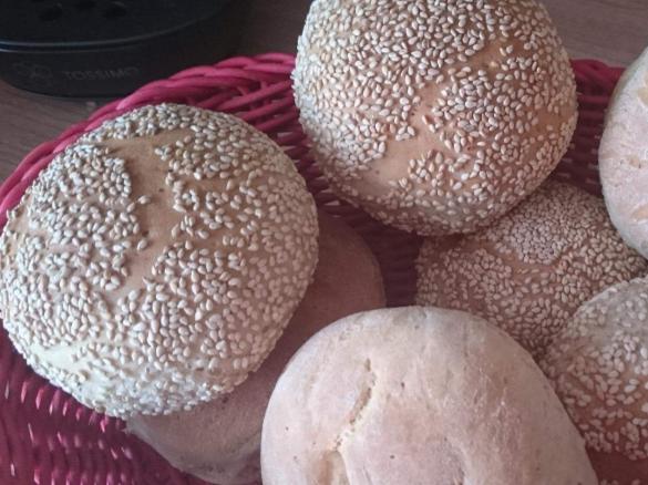 Roggen-Weizenbrötchen zum Frühstück