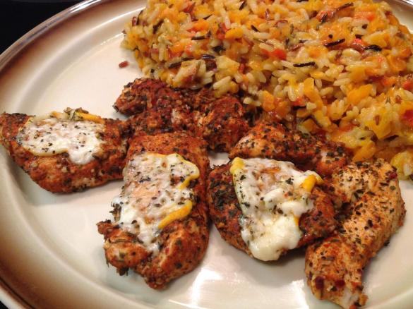 Putensteaks mit Ziegenkäse und Möhrenreis