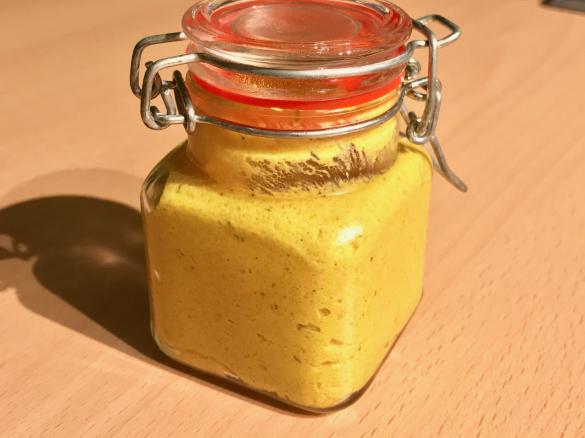 Selbstgemachter Senf (scharf)