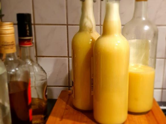 Eierlikör mit ganzen Eiern und Vanille