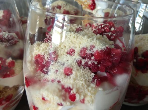 Himbeer-Cantuccini-Mascarponedessert mit weißem Schokoladentopping