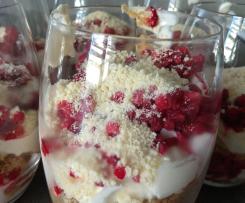 Himbeer-Cantuccini-Mascarponedessert mit weißem Schokoladentopping