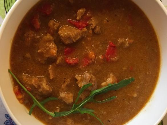 Gulasch auf Dunkelbier