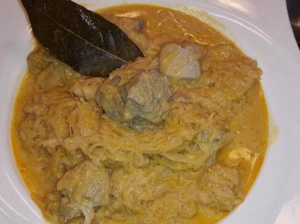 Ungarische Székelykáposzta ( Szegedine Gulasch)