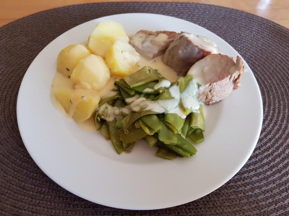 Schweinefilet, Zuckerschoten und Kartoffeln mit Senfsoße