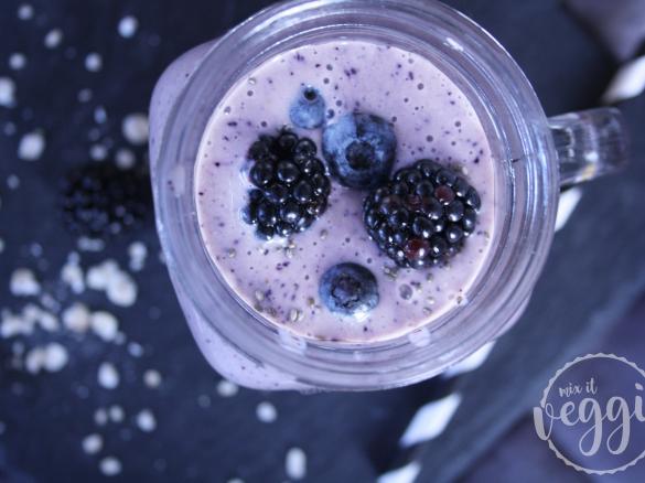 Frühstücksdrink mit Beeren