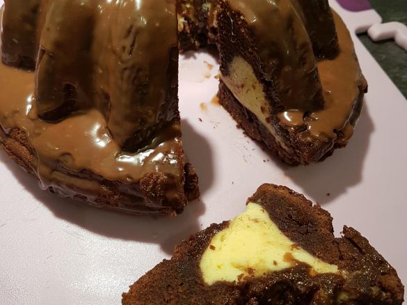 Schoko-Käse-Guglhupf