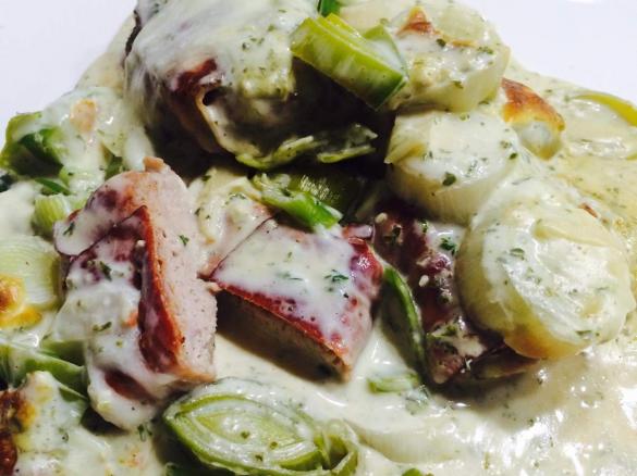 Medaillons im Schinkenmantel mit cremigem Lauch 