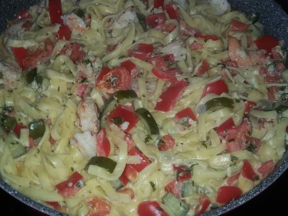 Spaghetti mit Garnelen und Paprika-Gurken-Ragout  von FINESSEN 4/2015