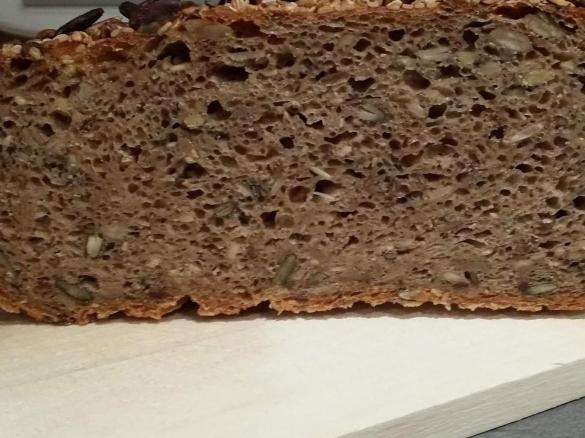 Rustikales Brot im Bräter