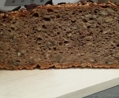 Rustikales Brot im Bräter