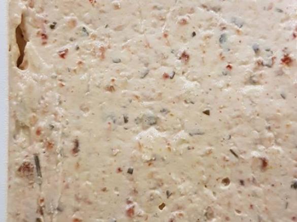 Frischkäse mit getrockneten Tomaten