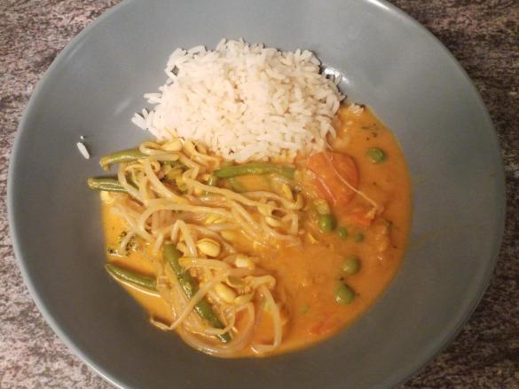 Gemüsecurry mit Kokosmilch und Reis