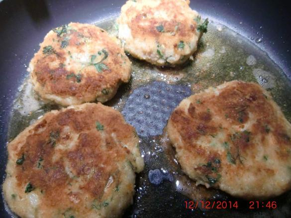 Frikadelle vom Dorsch, Scampi und Surimi