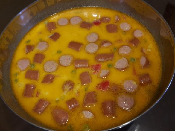 Würstchengulasch mit Paprika, Mais und Erbsen (ohne Tomaten)