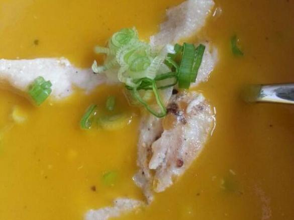 Möhrensuppe mit Curry und Kokosmilch