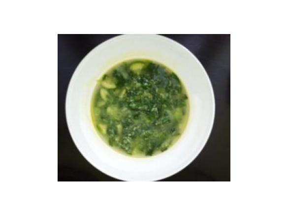 Stracciatella verde Zuppa con spinaci e zucchine