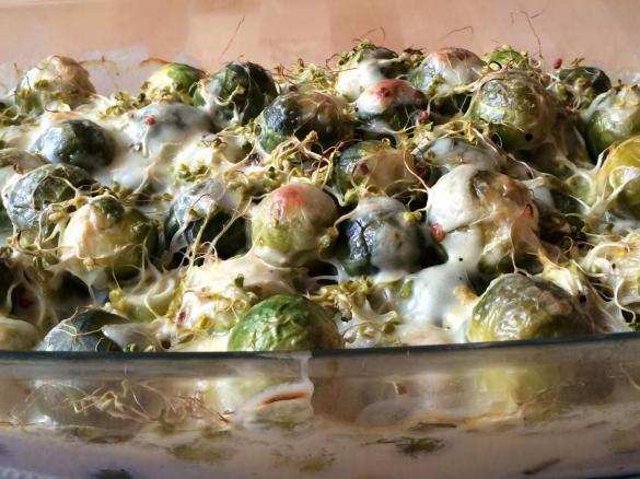 Rosenkohl-Auflauf mit Radieschen-Sprossen