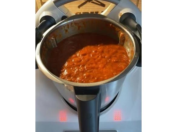 Tomatensosse mit Karotten und Zucchini