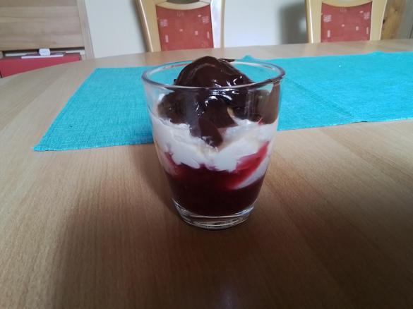 Rote Grütze - Windbeutel Dessert