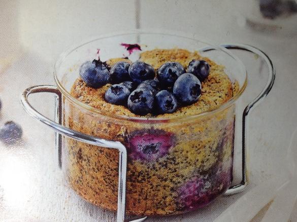 Mohnkuchen mit Heidelbeeren im Glas