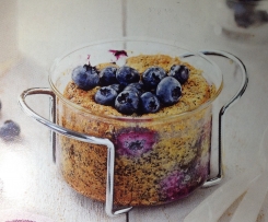 Mohnkuchen mit Heidelbeeren im Glas