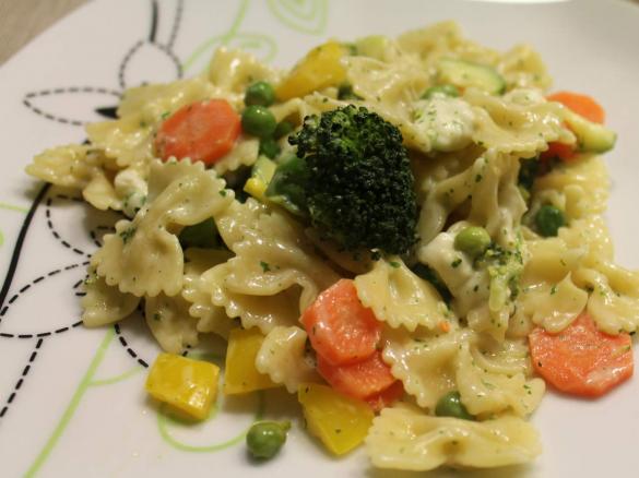 Bunte Knoblauch-Gemüse-Pasta