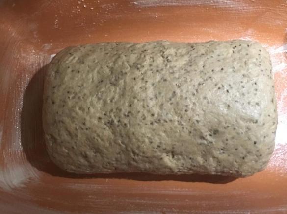 Vollkorn Dinkelbrot mit Chia im Römertopf