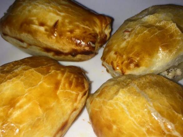 Gefüllte Schinken-Schmand-Blätterteigtaschen