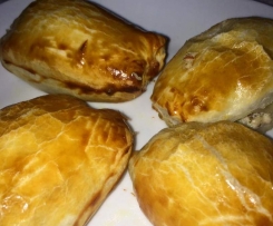 Gefüllte Schinken-Schmand-Blätterteigtaschen